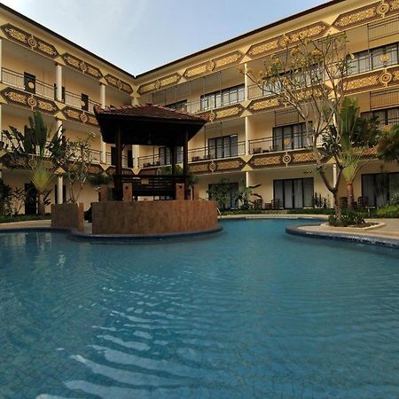 Yusro Hotel Restaurante y Convention Jombang Exterior foto