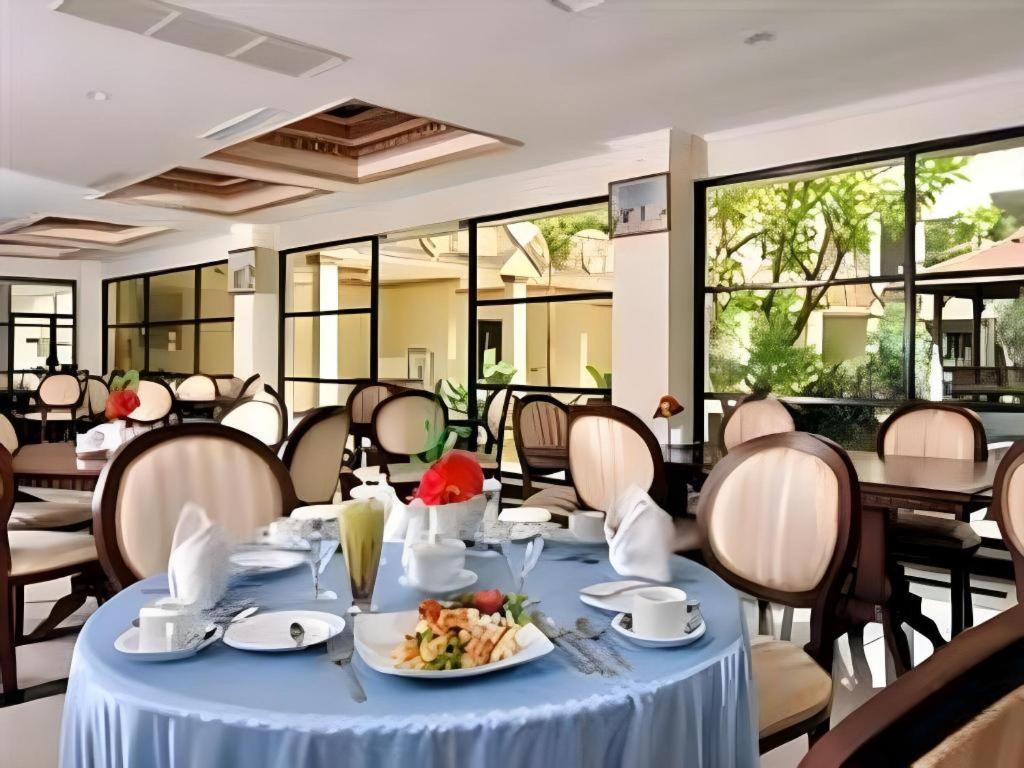 Yusro Hotel Restaurante y Convention Jombang Exterior foto
