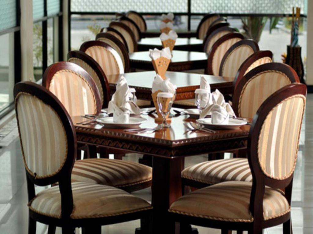 Yusro Hotel Restaurante y Convention Jombang Exterior foto
