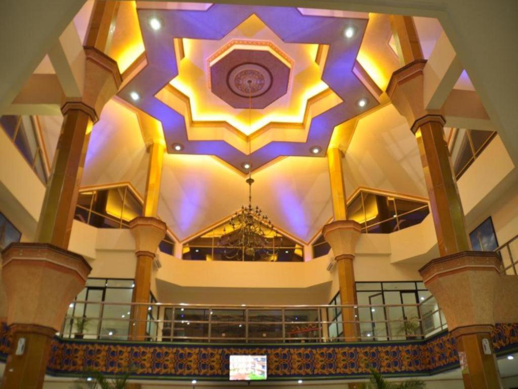 Yusro Hotel Restaurante y Convention Jombang Exterior foto