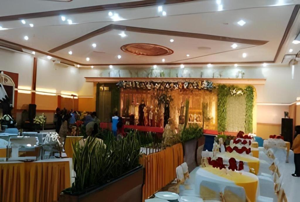 Yusro Hotel Restaurante y Convention Jombang Exterior foto