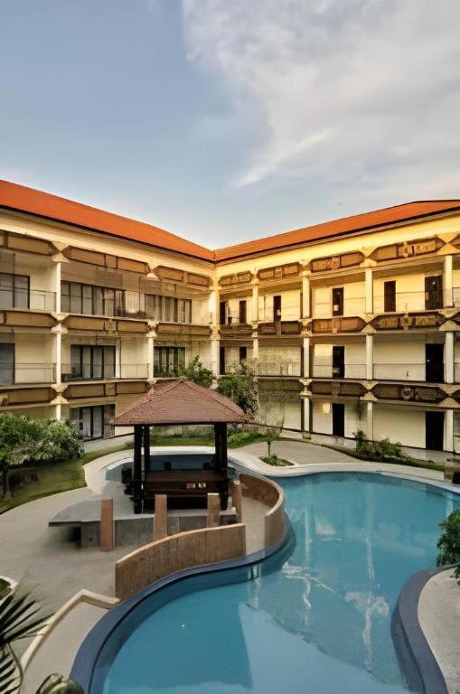 Yusro Hotel Restaurante y Convention Jombang Exterior foto
