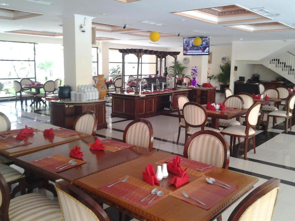Yusro Hotel Restaurante y Convention Jombang Exterior foto